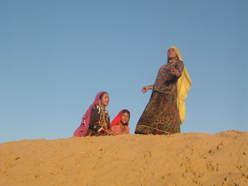 Donne alle dune di Jaisalmer, India